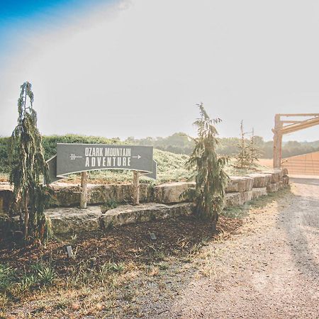 Отель Treehouse Cozy Glamping Site Брэнсон Экстерьер фото