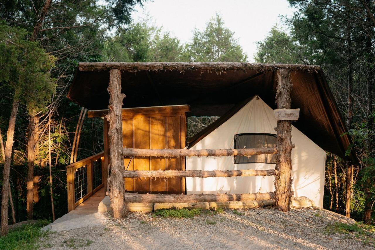 Отель Treehouse Cozy Glamping Site Брэнсон Экстерьер фото